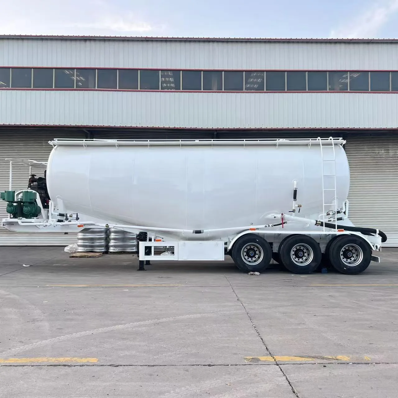 Dry Bulk Pneumatic Trailer